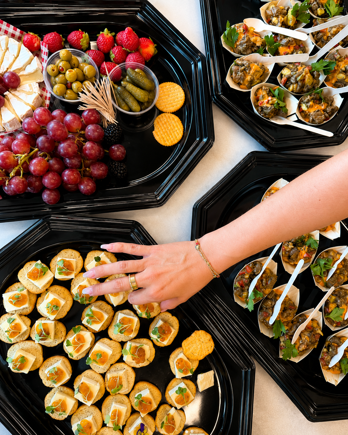 Canapés, cheese, grapes and appetizer spoons — Spisa catering platters